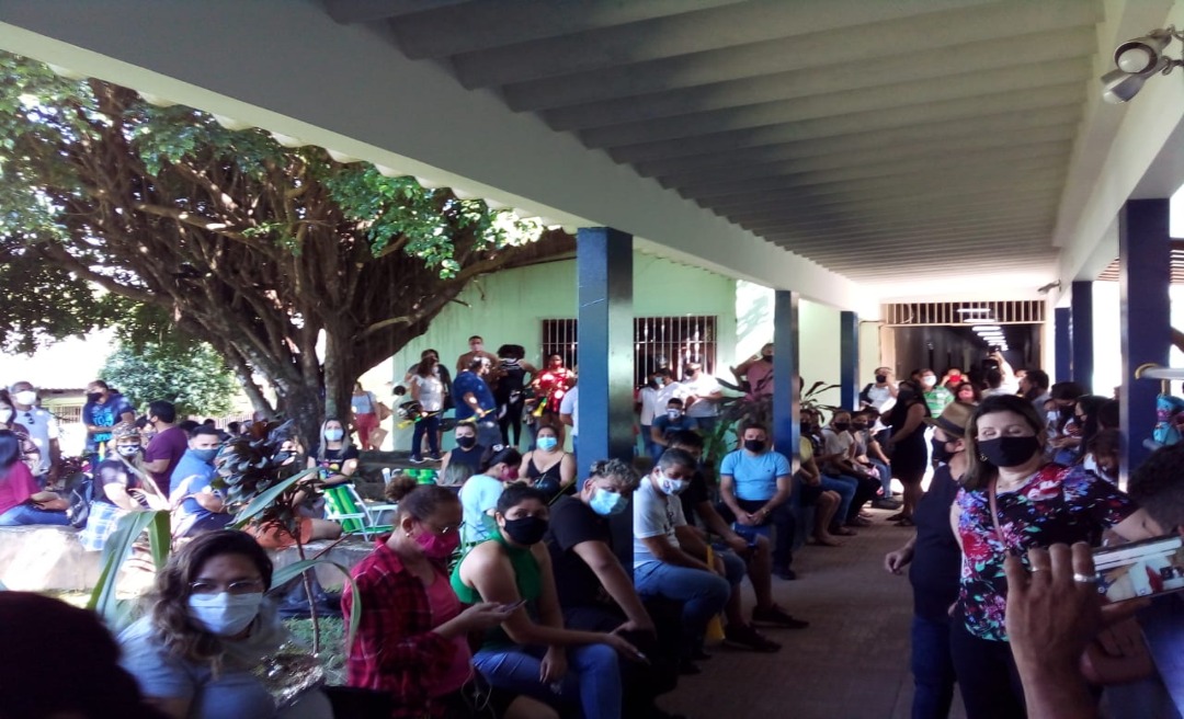 Em greve, servidores ocupam prédio da Secretaria de Educação em Rio Branco